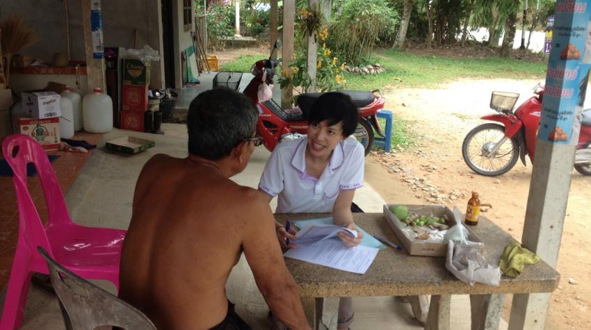 拉亚•穆特拉克（右）正在收集泰国气候变化适应的调查数据，摄于泰国攀牙，2013年3月12日。