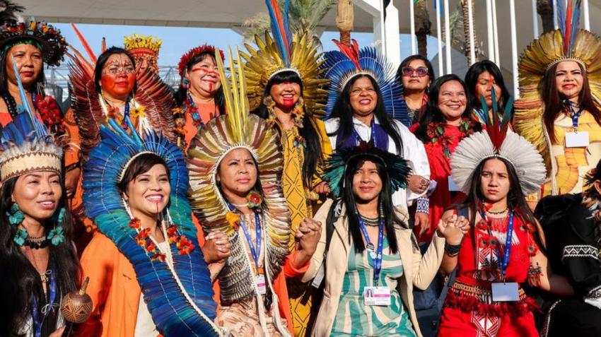 COP28/Mahmoud Khaled. Women from the Brazilian delegation attend an indigenous event during the COP28 UN Climate Change Conference in Dubai, 2023.