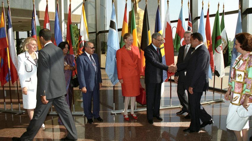 联合国秘书长布特罗斯•布特罗斯-加利（右四）迎接出席国际人口与发展会议的埃及总统胡斯尼•穆巴拉克，摄于埃及开罗，1994年9月5日。联合国图片