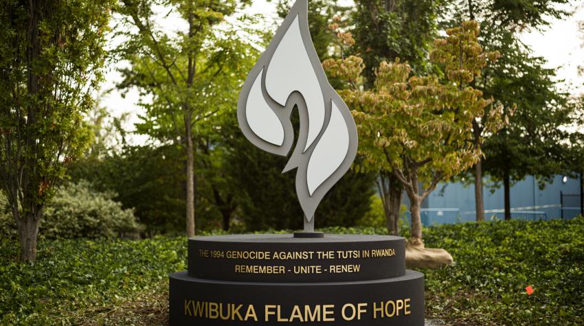 The statue “Kwibuka Flame of Hope”, a gift from the Republic of Rwanda, was installed on 11 September 2024 in the north garden area at United Nations Headquarters in New York. UN Photo/Manuel Elías