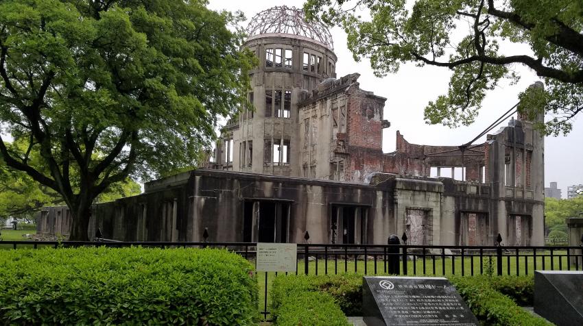 Le Mémorial de la paix d’Hiroshima (dôme de Genbaku), anciennement le Hall de la promotion des industries de la préfecture d’Hiroshima, est l’un des bâtiments resté debout près du lieu où a explosé la première bombe atomique, le 6 août 1945. Photo par Tri