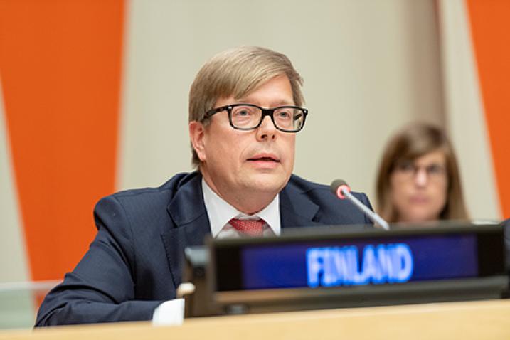 يوكا سالفارا، الممثل الدائم لفنلندا لدى الأمم المتحدة، يترأس الاجتماع الأول لمجموعة الأصدقاء حول التقنيات الرقمية. الأمم المتحدة، نيويورك، 21 تشرين الثاني/ نوفمبر، 2019.  UN Photo/Rick Bajornas