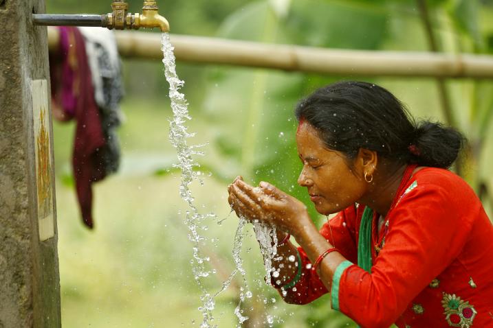 بدعم من البرنامج المشترك للتمكين الاقتصادي للمرأة الريفية، تحولت شاندرا كالا ثابا، وهي مزارعة من قرية رانيشوري في سيندهولي، بنيبال، من إنتاج الحبوب إلى الخضروات عالية القيمة. 15 حزيران/ يونيو، 2016. UN-Women/Narendra Shrestha.