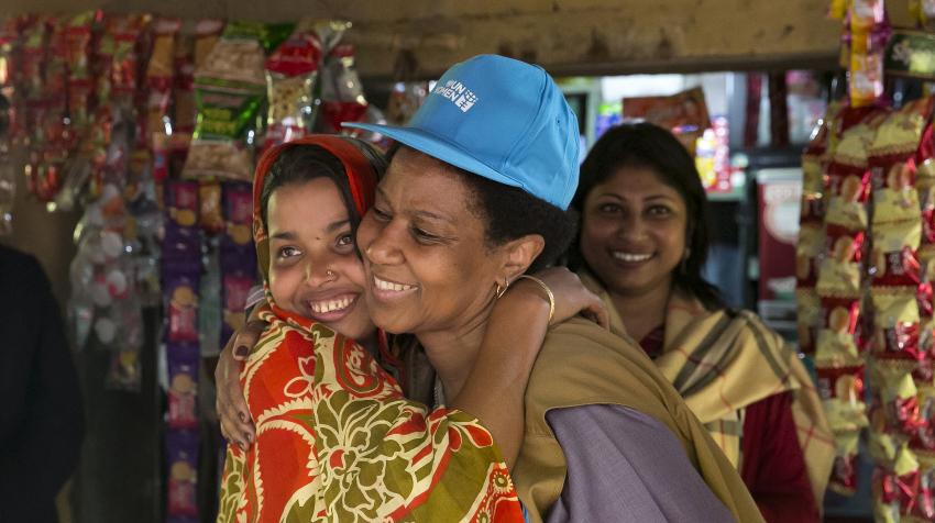 المديرة التنفيذية لهيئة الأمم المتحدة للمرأة، فومزيل ملامبو-نغوكا، تزور مخيمات لاجئي الروهينغا في كوكسوس بازار، في بنغلاديش، وتلتقي بعدد من النساء والفتيات اللاجئات. 31 كانون الثاني/ يناير 2018.  UN-Women/Allison Joyce