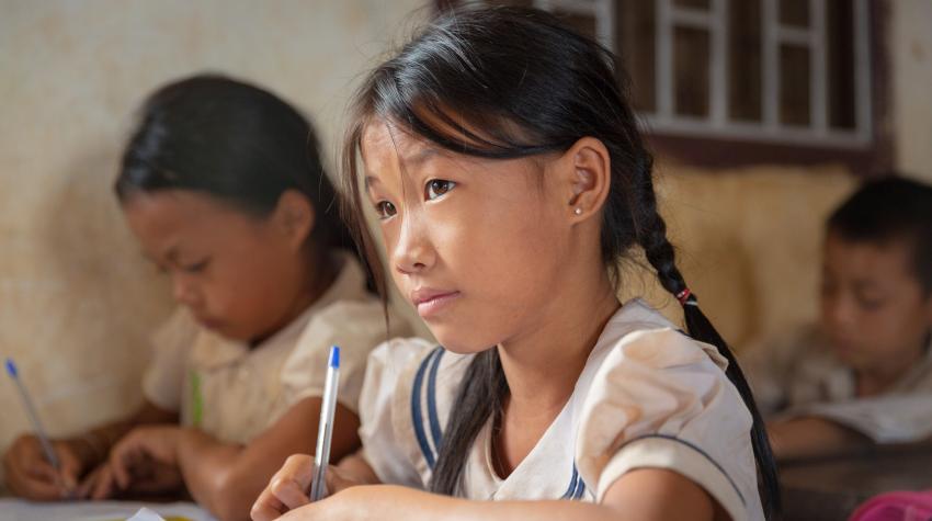 Ученики четвертого класса, начальная школа Фонсивилай, Меунский район, Лаос. Декабрь 2018 года. Глобальное партнерство в интересах образования (ГПО)/Келли Линч (CC BY-NC-ND 2.0)