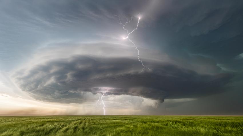 «Хаос над Канзасом», США, конкурс календарей ВМО на 2022 год. Многие последствия изменения климата и стихийных бедствий проявляются в явлениях, связанных с водой, в том числе в усилении штормов. Фредерик Кузинье