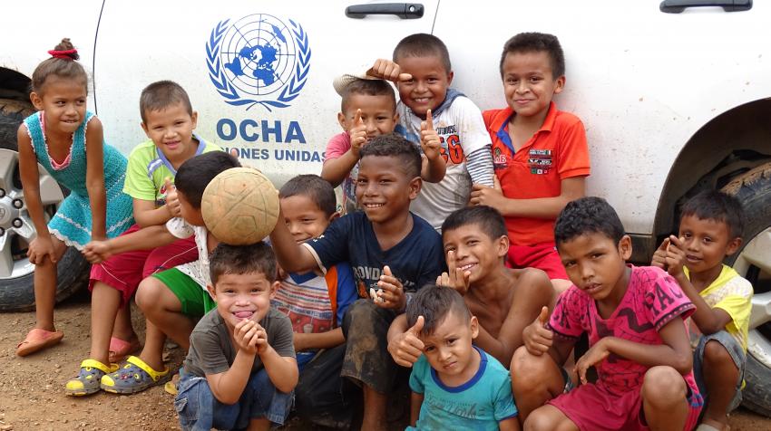 Des enfants posent devant un véhicule de l’OCHA lors d’une mission d’évaluation des besoins humanitaires dans le Département de Córdoba, dans le nord de la Colombie. 2016. Photo par Felinto Córdoba/UN OCHA