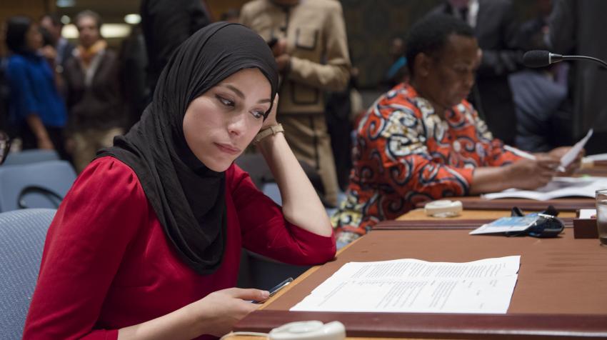 La Dra. Alaa Murabit de la organización no gubernamental, Voice of Lybian Women, durante un debate abierto de día completo en el Consejo de Seguridad de las Naciones Unidas sobre mujeres, paz y seguridad. ONU, Nueva York. 13 de octubre del 2015.