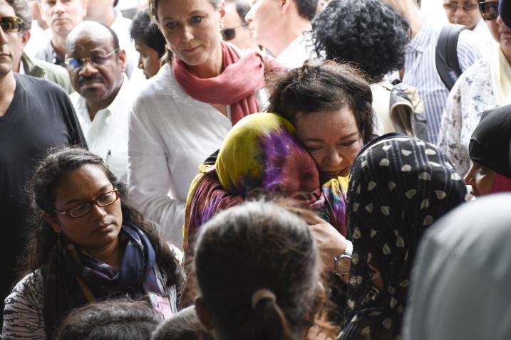 安理会代表团成员在孟加拉国考克斯巴扎的库图巴朗难民营与罗兴亚难民会面。摄于2018年4月29日。联合国图片/Caroline Gluck。