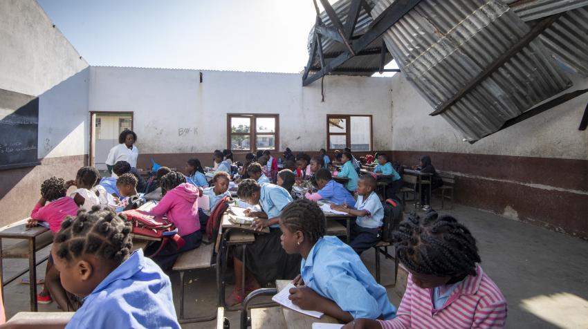 منظر لأحد الفصول الدراسية مع تبقي جزء من السقف في مدرسة "5 de Junho"، والتي تقع بمدينة بيريا، بموزمبيق، وهي المنطقة التي ضربت بإعصاري أيديا وكينيث قبل بضعة أسابيع فقط في آذار/ مارس ونيسان/ أبريل 2019.  8 تموز/ يوليو، 2019  UN Photo/Eskinder Debebe