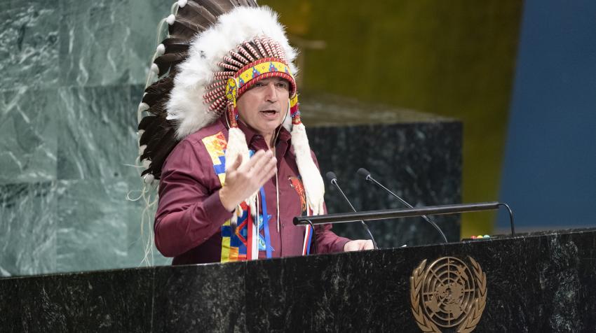 2019年12月17日，加拿大第一民族大会全国大酋长佩里•贝勒加德，在大会高级别活动议题下的土著语言国际年（2019年）闭幕式上致辞。联合国图片/Rick Bajornas