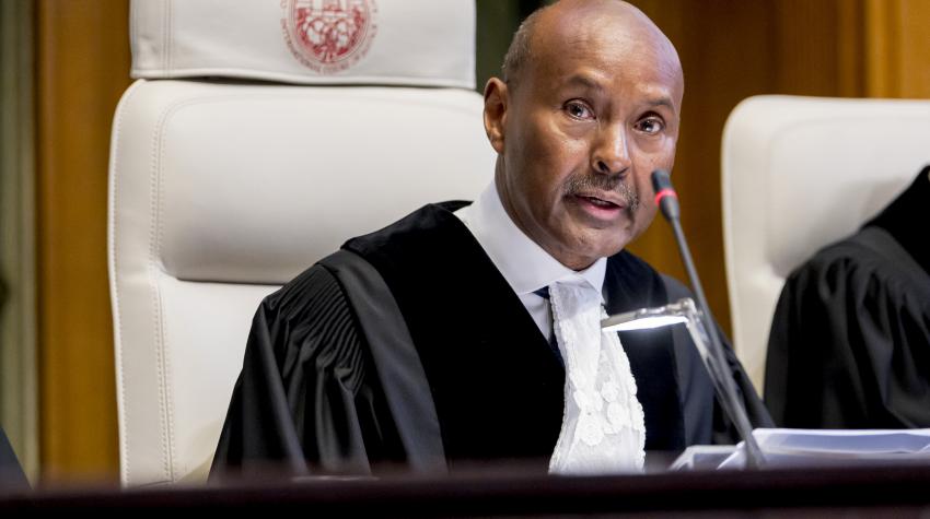 القاضي عبد القوي أحمد يوسف، رئيس محكمة العدل الدولية، يتحدث في اليوم الأول لجلسة استماع أمام المحكمة. 10 كانون الأول/ ديسمبر 2019، لاهاي، هولندا. UN Photo/ICJ-CIJ/Frank van Beek