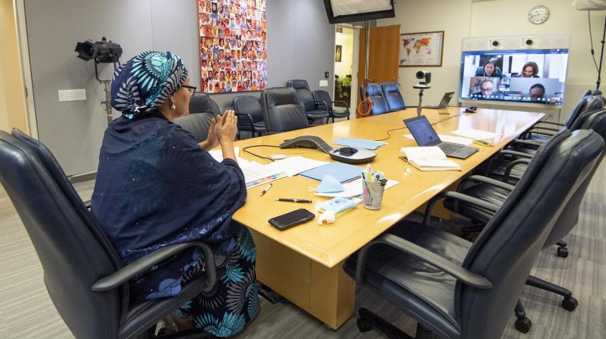 常务副秘书长阿米娜•穆罕默德与小岛屿发展中国家集团就2019冠状病毒病的应对措施进行了一场网上简报会。摄于纽约联合国总部，2020年4月30日。联合国图片/Eskinder Debebe