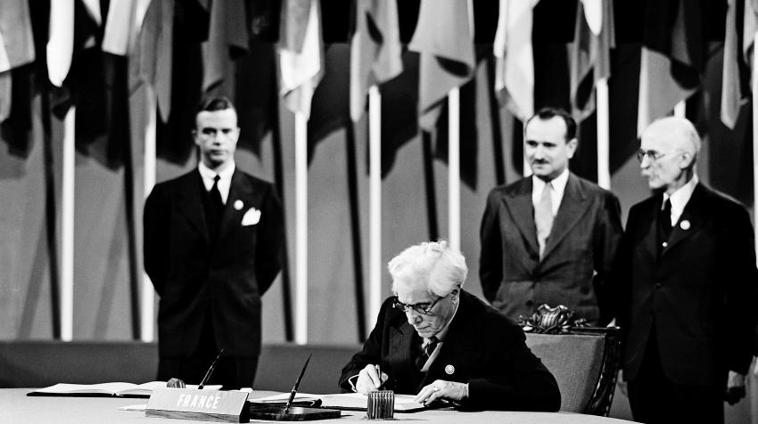  جوزيف بول بونكور، رئيس الوزراء السابق وعضو وفد من فرنسا، يوقع ميثاق الأمم المتحدة في المبنى التذكاري للمحاربين القدامى، سان فرانسيسكو، الولايات المتحدة، 26 حزيران/ يونيو 1945. UN Photo/McCreary