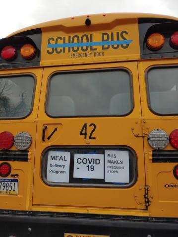 El autobús escolar del ESASD repartiendo comida durante el confinamiento y después. Foto: Cortesía de East Stroudsburg Area School District.