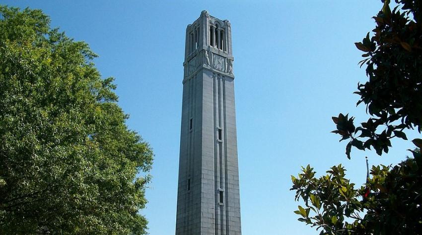 برج الجرس بجامعة ولاية كارولينا الشمالية، رالي، نورث كارولينا، الولايات المتحدة، 2009.Haruhide000، رخصة المشاع الإبداعي CC BY-SA 3.0، عبر منصة ويكيميديا كومنز