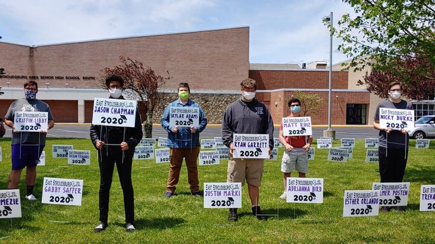 Des seniors de la classe 2020 de l'ESASD posent avec des plaques de graduation en leur honneur tout en pratiquant la distanciation sociale. Photo: Avec la permission de l'East Stroudsburg Area School District.