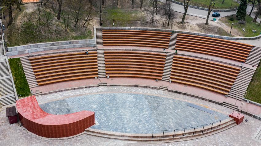 A vacant amphitheatre near the Peoples' Friendship Arch in Kyiv, Ukraine is normally a popular spot for students. Under COVID-19, students face increased socio-economic pressures including isolation and food insecurity. United Nations photo: Volodymyr Shu