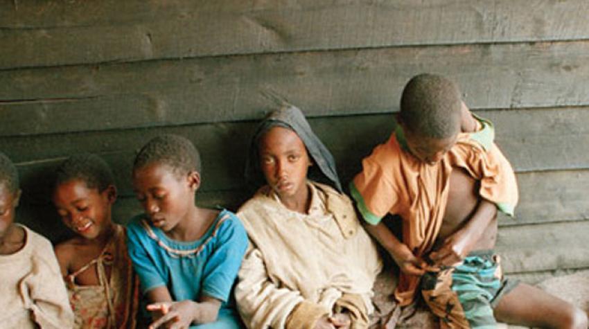 La Mission des Nations Unies pour l’assistance au Rwanda. Des enfants qui ont fui les combats au Rwanda se reposent dans le camp de Ndosha à Goma, en République démocratique du Congo, 1994. ©Photo ONU /John Isaac