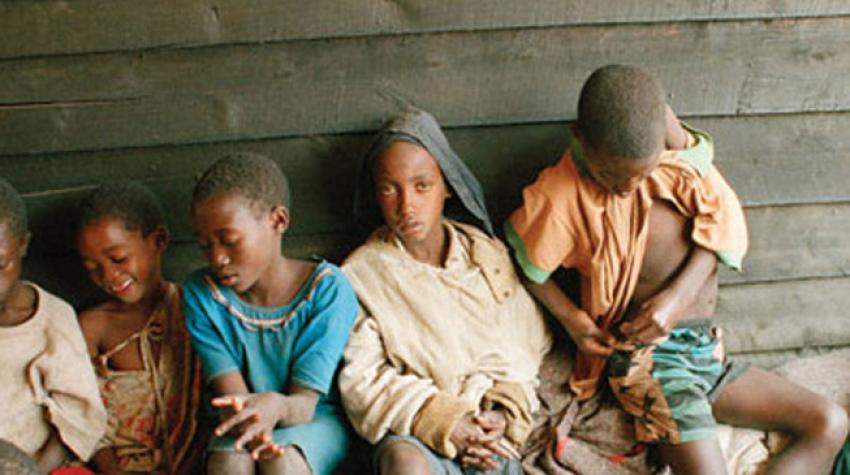 Niños que huyeron del conflicto de Rwanda descansando en el campamento de Ndosha, en Goma (República Democrática del Congo), 1994. ©UN Photo/John Isaac