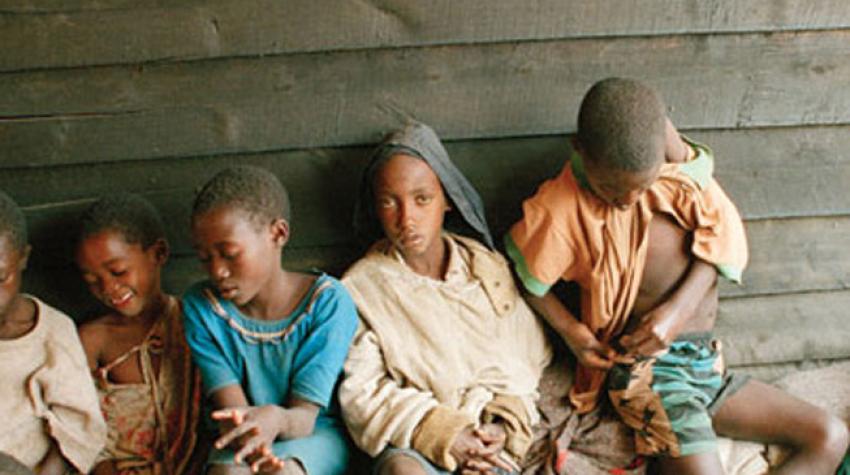 Миссия Организации Объединенных Наций по оказанию помощи Руанде. Дети, спасшиеся от этнических чисток, в лагере Ндоша, город Гома, Демократическая Республика Конго, 1994 г. © UN Photo/John Isaac