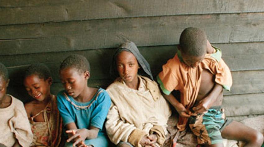 بعثة الأمم المتحدة لتقديم المساعدة إلى رواندا. الأطفال الذين فروا من القتال في رواندا يستريحون في مخيم ندوشا في غوما، جمهورية الكونغو الديمقراطية، 1994 ©UN Photo/John Isaac.