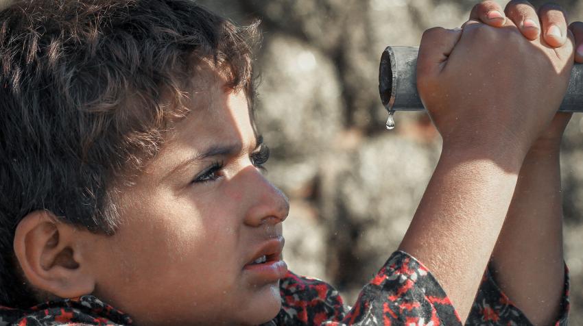 Un niño sediento cerca de la ciudad de Gujrat, en el Pakistán. © Asim Ijaz