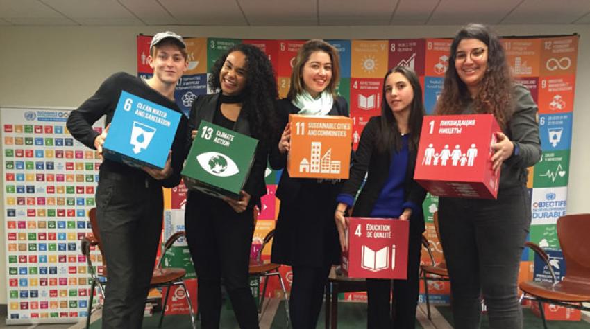Asma Bachikh (primera a la derecha) y otros jóvenes participantes del Foro de la Juventud del Consejo Económico y Social en la Sede de las Naciones Unidas en Nueva York. 30-31 de enero de 2018. © Objetivos Mundiales de la ONU.