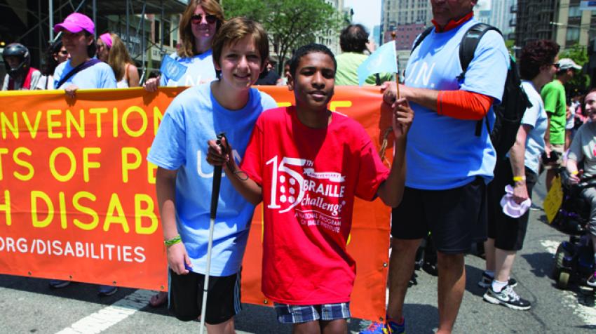 New York a organisé un défilé Disability Pride le 12 juillet 2015, marquant le 25e anniversaire de la loi relative aux Américains en situation de handicap signée le 26 juillet 1990. © UN Photo/Devra Berkowitz