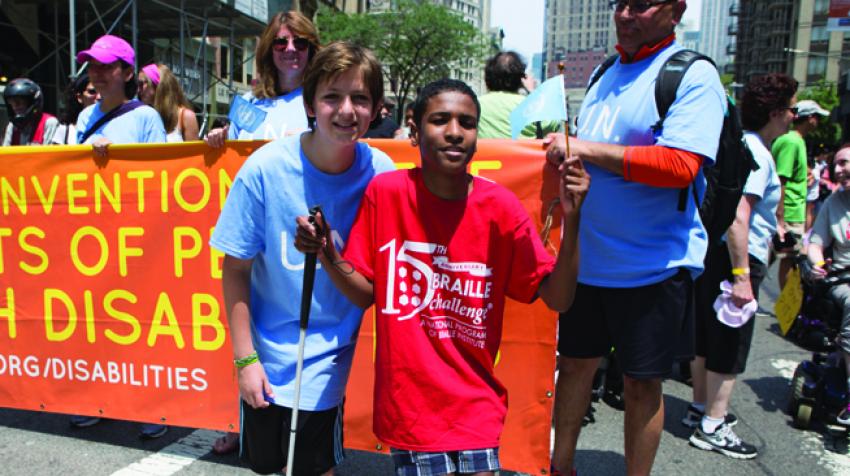 2015年7月12日，纽约市举行了第一次残疾人骄傲游行，纪念美国残疾人法案成立25周年，该法案1990年7月26日签署。© 联合国图片/Devra Berkowitz