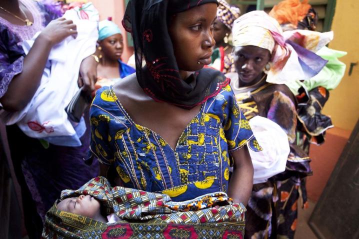 Des mères attendent pour vacciner leurs bébés dans une clinique à Bamako, la capitale du Mali.