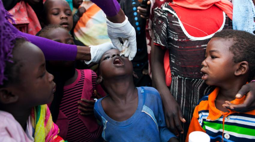 A nurse from World Vision administers the polio vaccine provided by the World Health Organization (WHO) to displaced children residing at a UNAMID base in Khor Abeche, Darfur, 2014. ©UN Photo/Albert González Farran