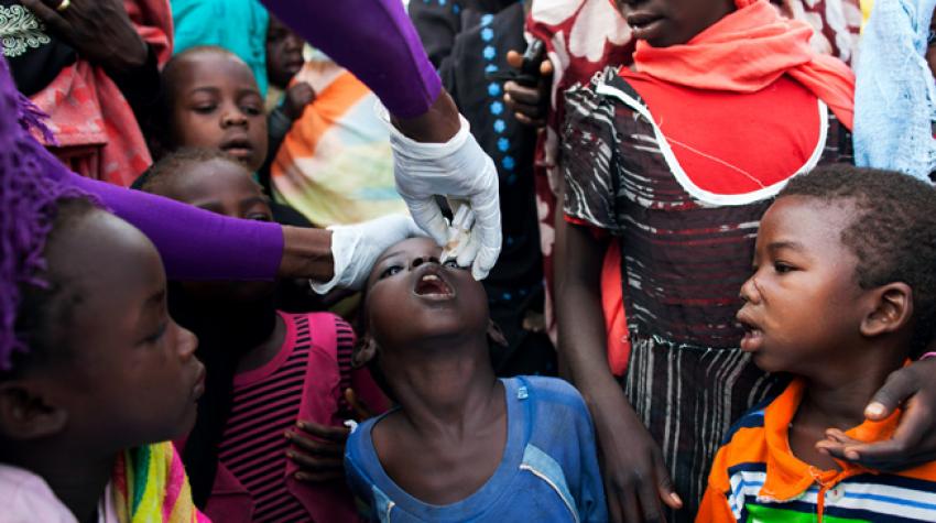 Une infirmière de World vision administre le vaccin contre la poliomyélite, fourni par l’Organisation mondiale de la santé, à des enfants déplacés résidant à la base de la MINUAD à Khor Abeche, au Darfour, en 2014.  ©Photo ONU /Albert González Farran