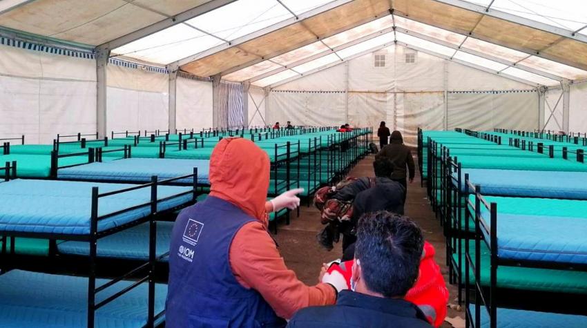 Montage d'un centre d'accueil temporaire pour les sans-abris en Bosnie-Herzégovine.