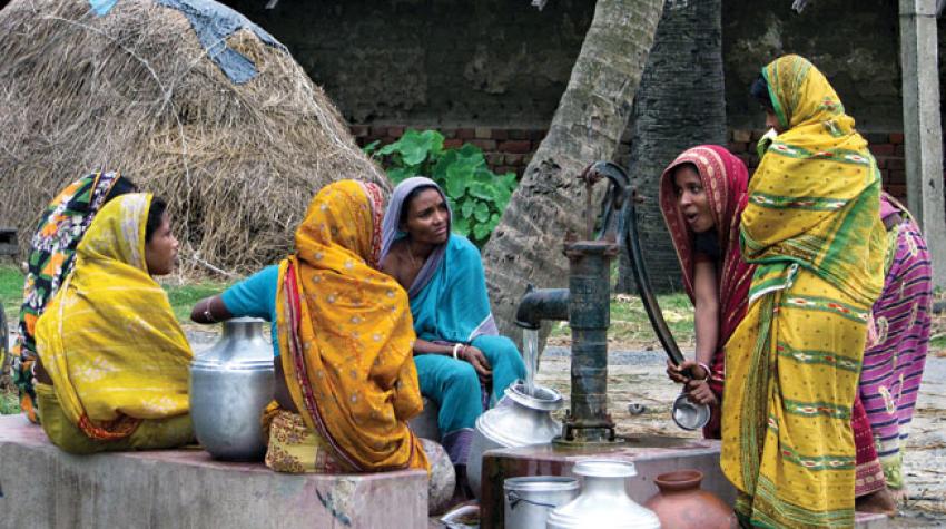 Women collecting water in a village of West Bengal, India. © Das Kumar Prasanta