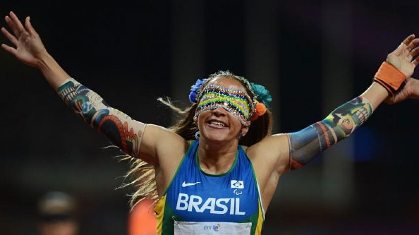 La Brésilienne Terzinha Gulhermina fête sa victoire après avoir gagné la médaille d’or au 100 m féminin T11 aux Jeux paralympiques de Londres en 2012, le 5 septembre 2012. © GETTY IMAGES