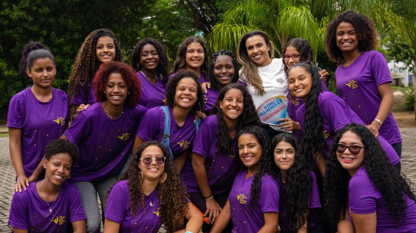 世界足球明星、联合国妇女署亲善大使兼联合国可持续发展目标倡导者玛塔•维埃拉•达席尔瓦与“一个接一个胜利”项目的参与者在巴西里约热内卢合影。联合国妇女署图片/Camille Miranda