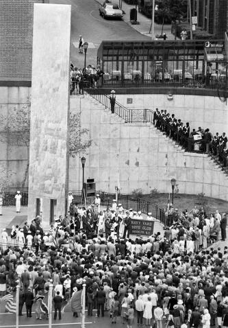 1980年9月15日，由丹尼尔•拉•鲁•约翰逊设计的50英尺长的“和平促成团结” (Peace Form One) 钢制方尖碑在联合国总部对面的拉尔夫•邦奇公园落成，用于纪念拉尔夫•邦奇。摄于纽约。联合国图片/Ramzy Abushady
