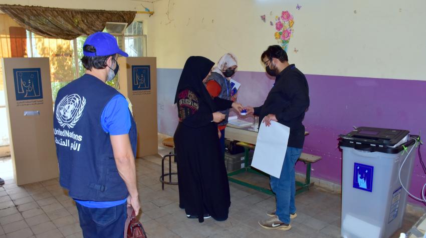 Сотрудник Организации Объединенных Наций Бренден Варма наблюдает, как иракцы голосуют в Багдаде в день выборов, 10 октября 2021 года. Фото Шпенда Бербатовци
