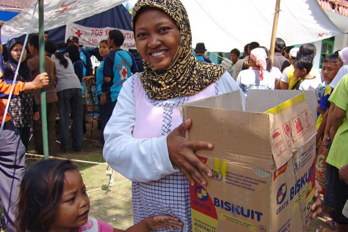 Displaced victims of the West Java tsunami in Indonesia collect World Food Programme (WFP) food aid