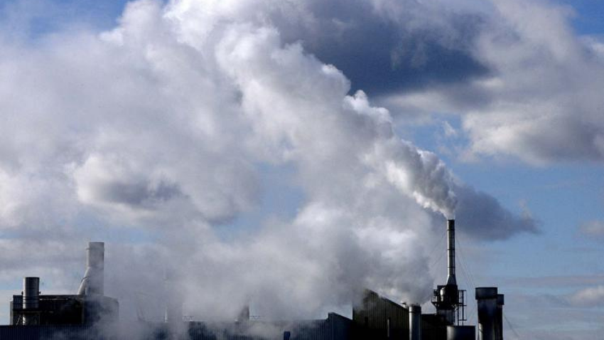 Выбросы газов на промышленном комплексе в Торонто (Канада).