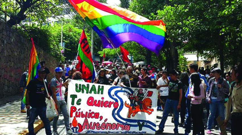 Une manifestation d’étudiants pour demander le renforcement du dialogue dans la prise de décisions à l’Université nationale autonome du Honduras (UNAH), 2016. © CTERA Archives