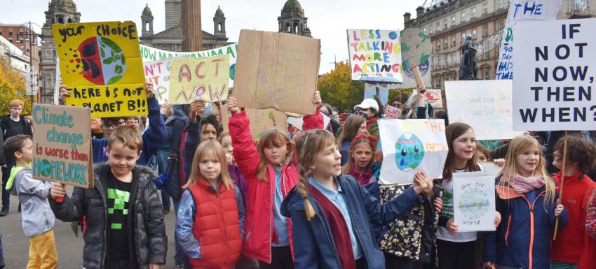 Des enfants participent à une manifestation pour le climat pendant la COP26 à Glasgow, en Écosse.