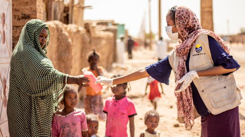 Au Soudan, des bénévoles ont organisé des réunions d’information sur la COVID-19 et distribué des masques, des gants ainsi que des produits désinfectants. © PNUD