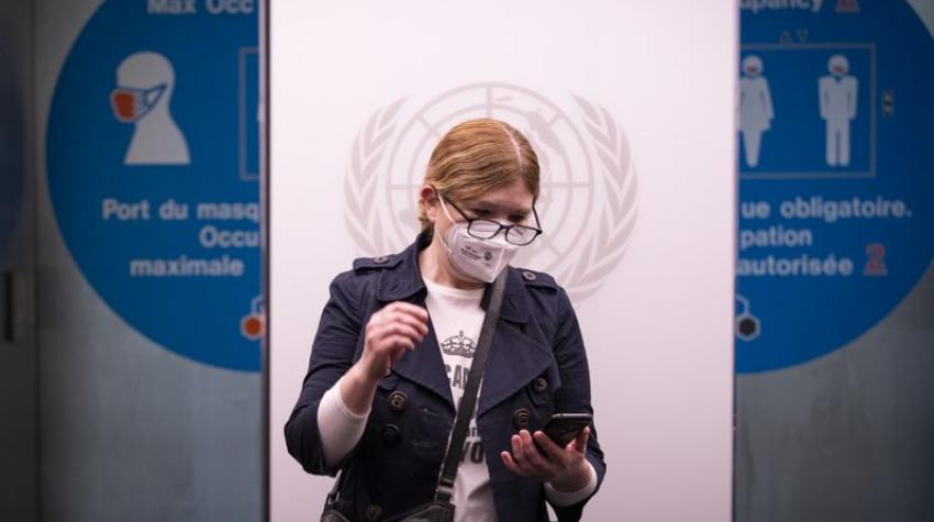 一名戴着口罩的联合国工作人员在秘书处大楼乘电梯。