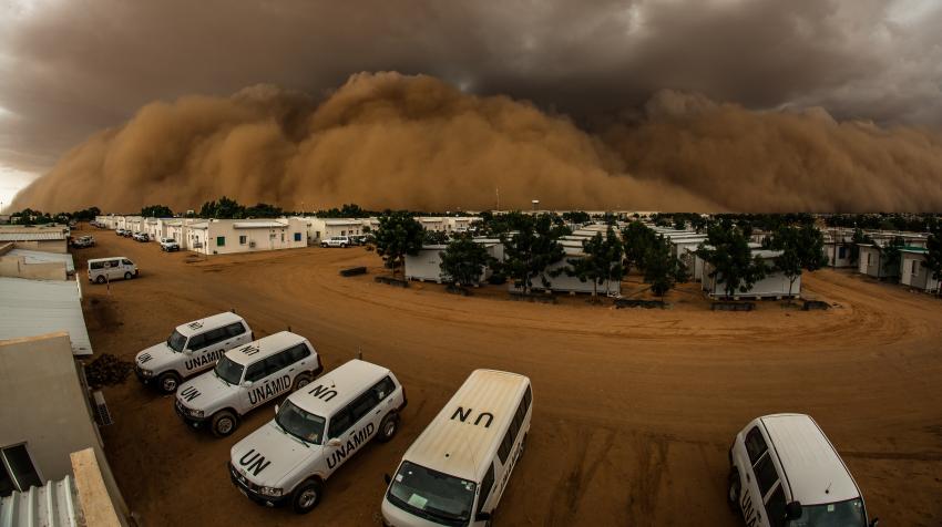 Tormenta de arena, o haboob, sobre el centro logístico de la UNAMID en El Fasher (Darfur Septentrional). Se trata de un fenómeno meteorológico natural en Darfur que se produce todos los años entre marzo y julio (8 de julio de 2015, UNAMID/Adrian Dragnea).