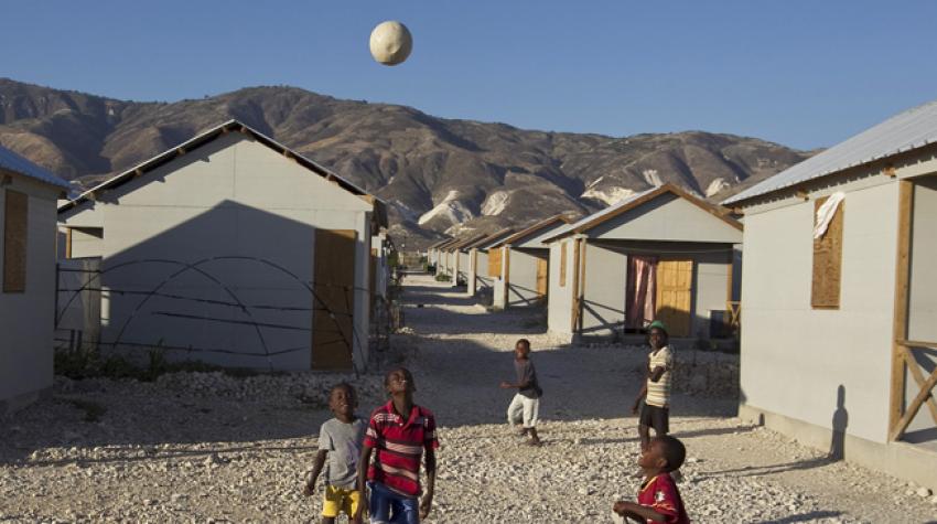 Des enfants jouent au football dans le camp d’hébergement de Croix-des-Bouquets, en Haïti. ​​​​​​​© UN Photo/ Logan Abassi