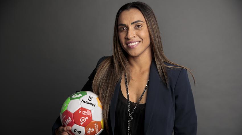 Retrato de Marta Vieira da Silva con una pelota con los ODS. Foto: ONU-Mujeres/Ryan Brown.