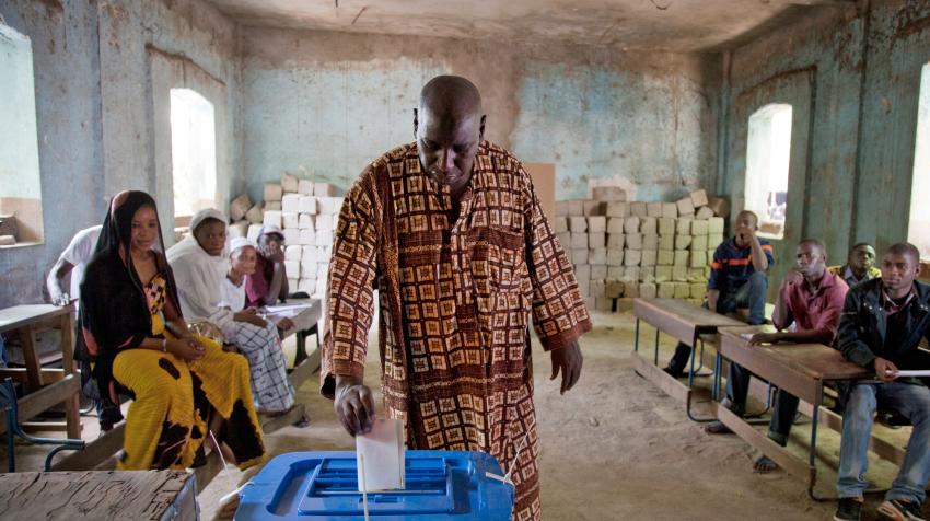 رجل يصوت في مركز اقتراع في مالي عام 2013.