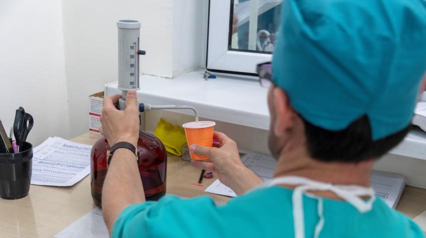 Un médecin distribue de la méthadone dans un centre de traitement par agonistes opioïdes à Douchanbé, au Tadjikistan. Photo de Hugh Siegel/ICAP à Columbia University prise en mars March 2018